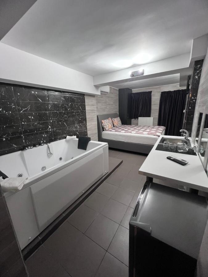 Jacuzzi Suites 2 Thessaloniki Exterior photo