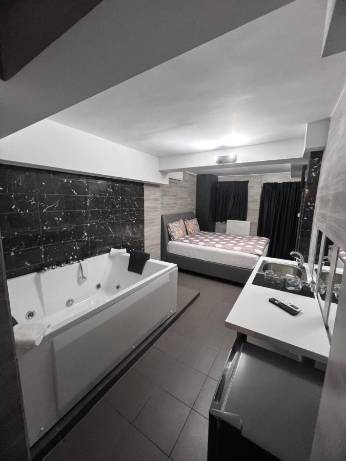 Jacuzzi Suites 2 Thessaloniki Exterior photo